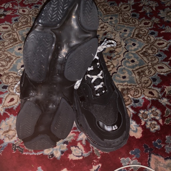 One time used black Balenciaga shoe . - Picture 3 of 3